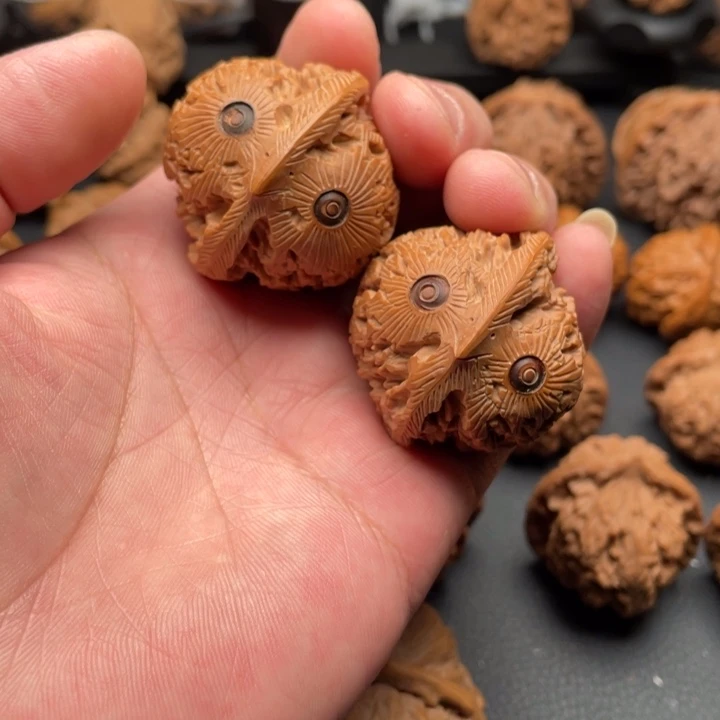 把件文玩核桃雕刻猫头鹰