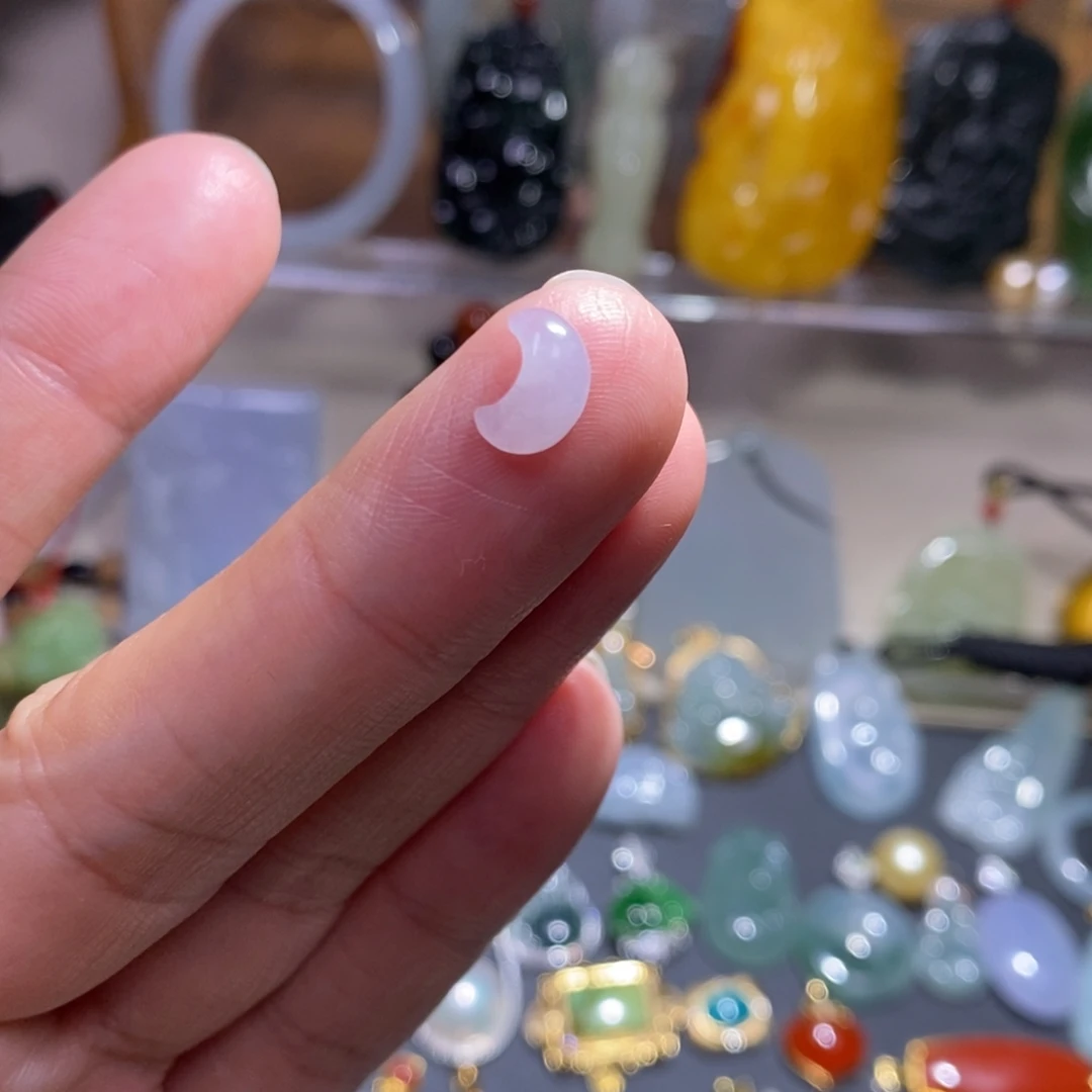 翡翠未镶嵌颈饰小月亮