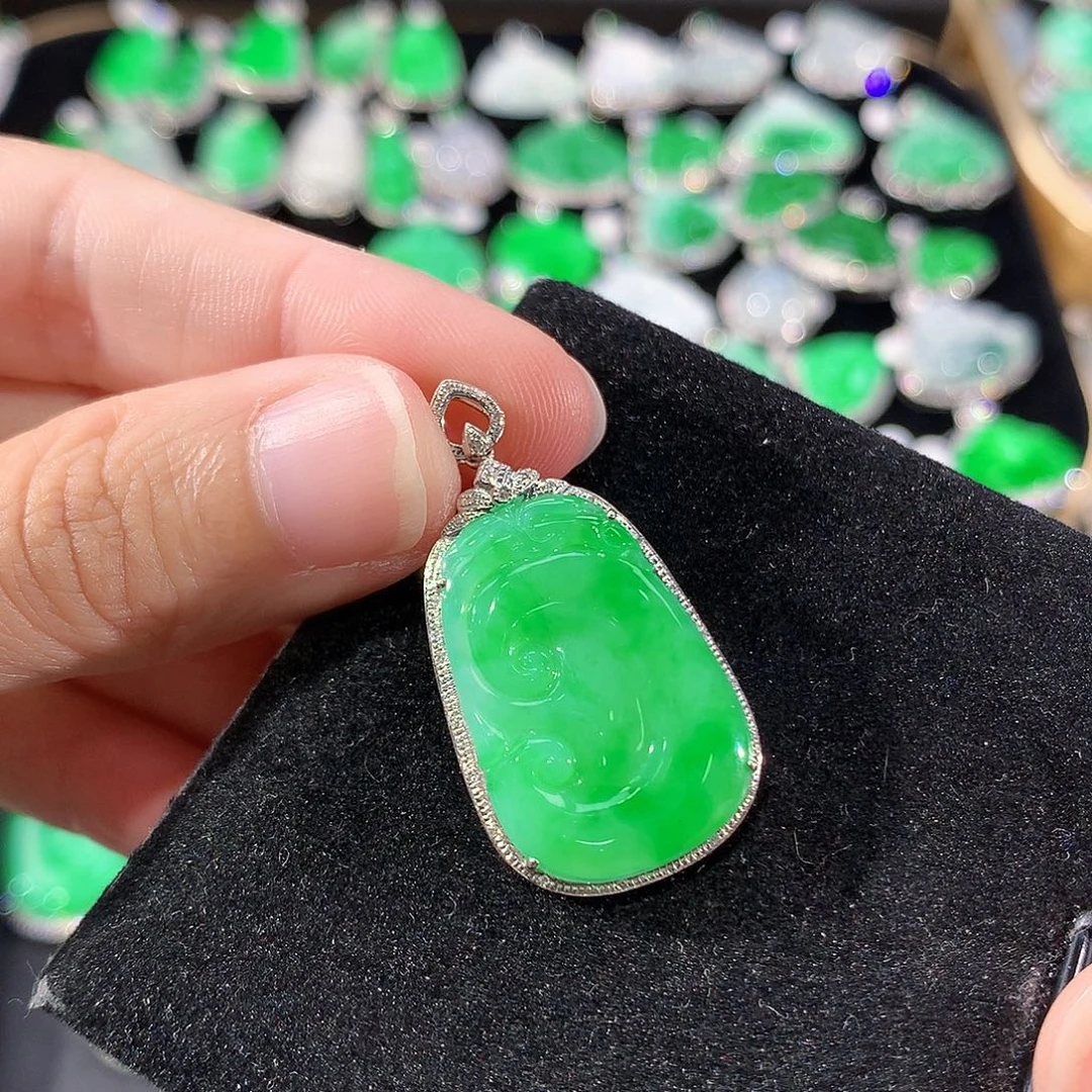 翡翠18K金镶嵌颈饰