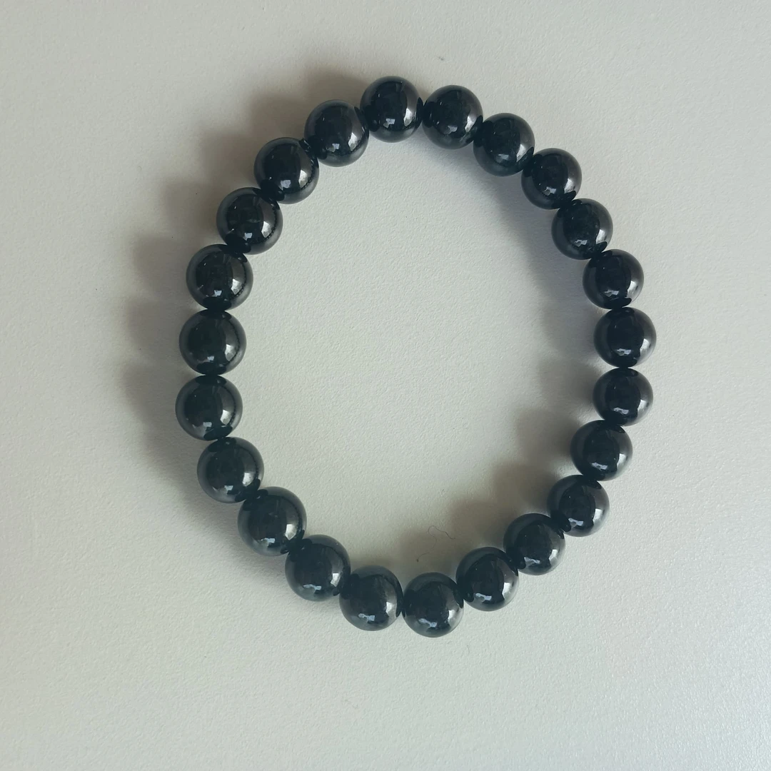 墨翠手串卡8左右尺寸有一定纹裂和棉黑度一般