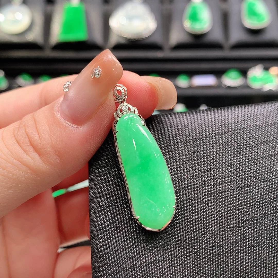 翡翠18K金镶嵌颈饰福瓜