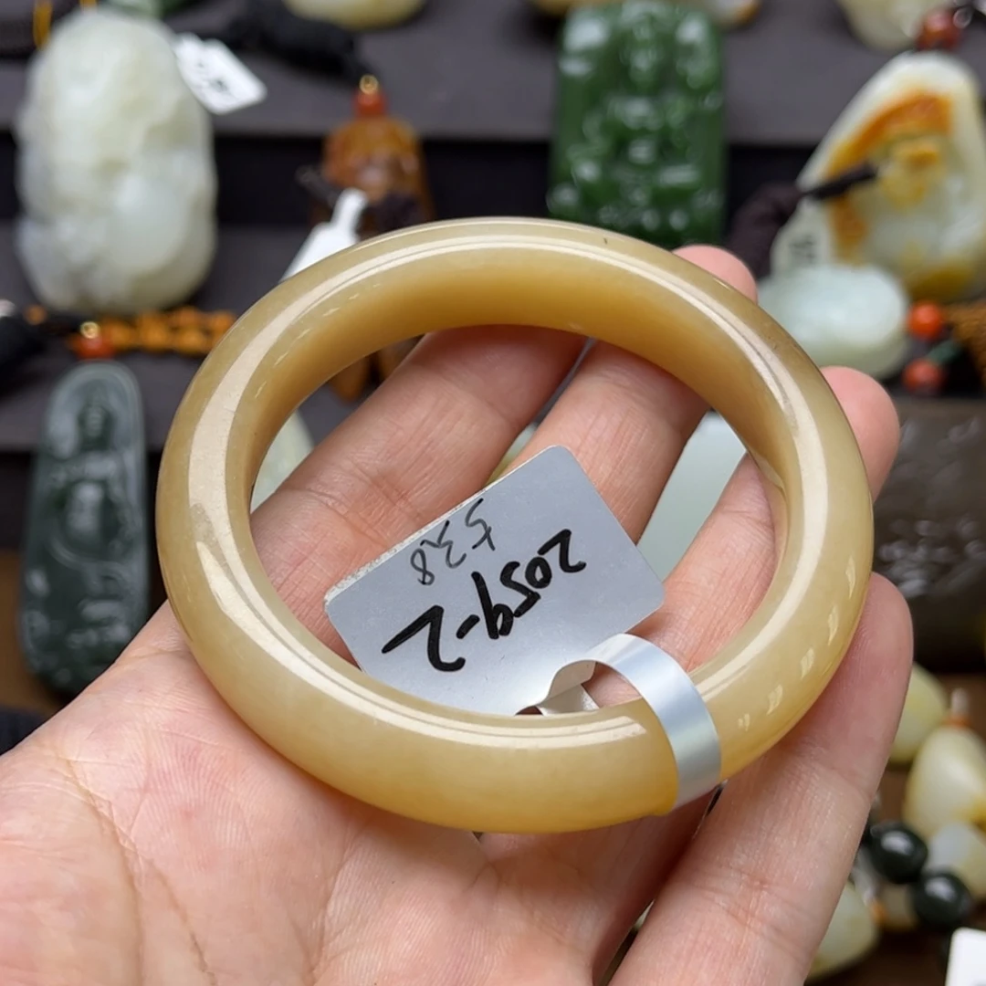 和田玉未镶嵌把件