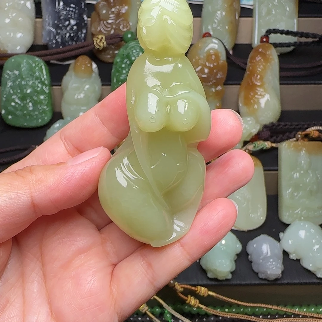 吉***米颈饰未镶嵌和田玉
