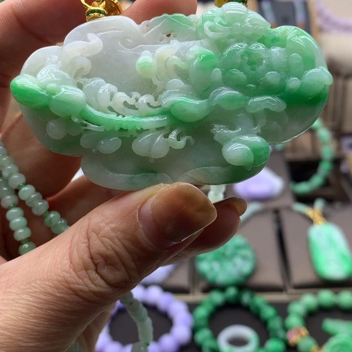 翡翠未镶嵌吊坠(赠链)