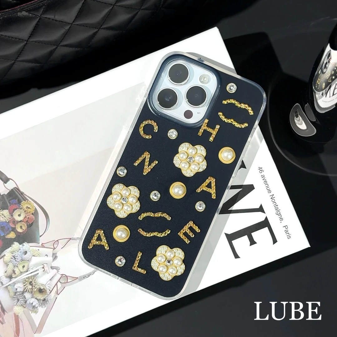 【黑金小香】歪歪高定手工钻手机壳适用于iPhone16promax