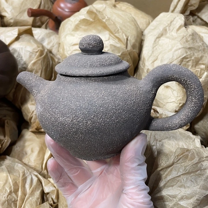 茶壶紫砂原矿泥料手工制作的一把紫砂壶。