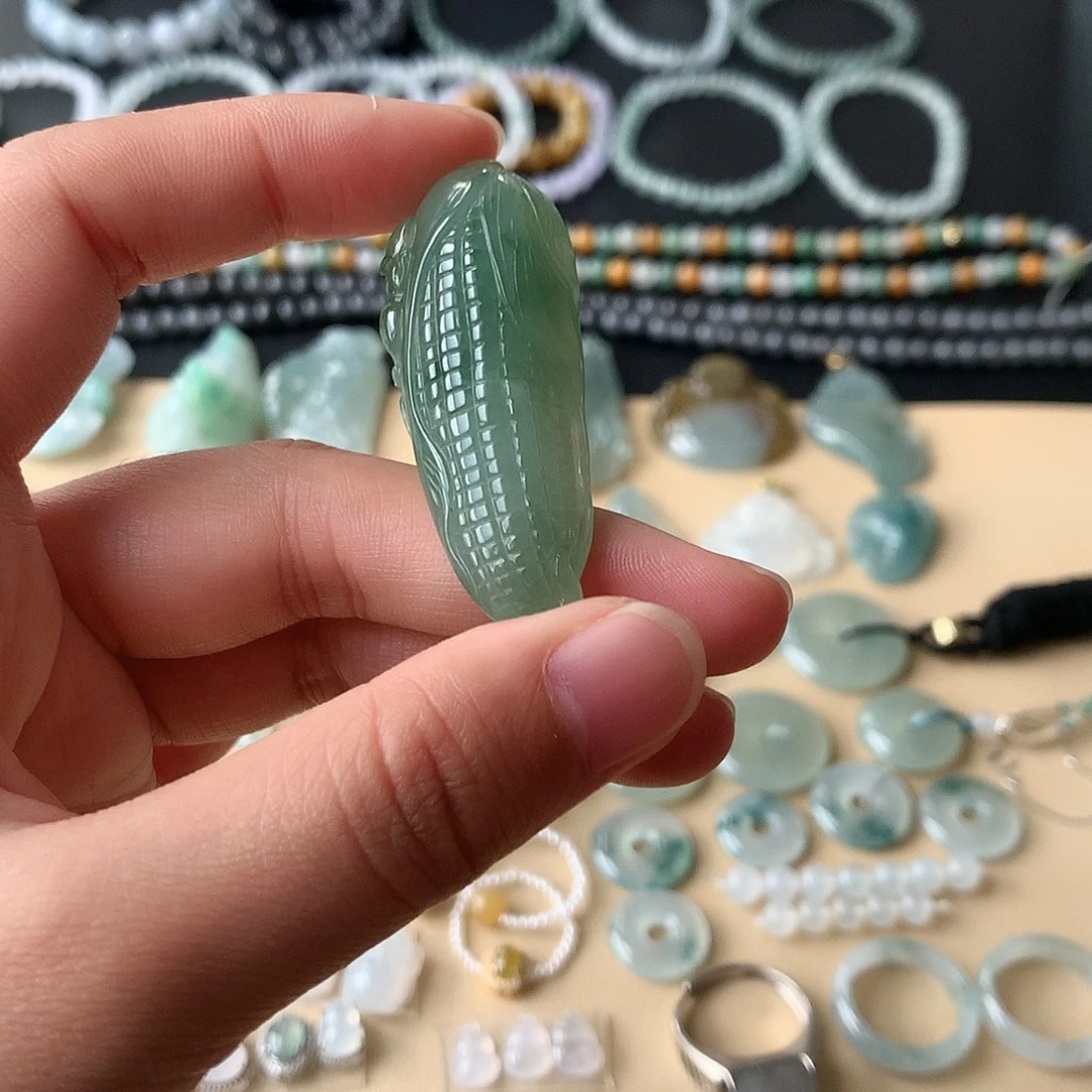 翡翠未镶嵌颈饰玉米