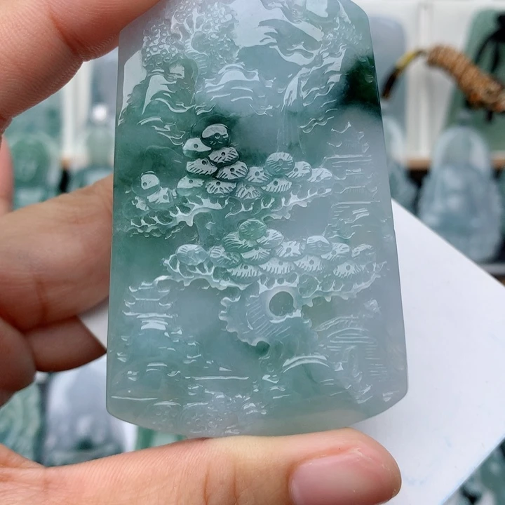 二***翡翠未镶嵌颈饰山水