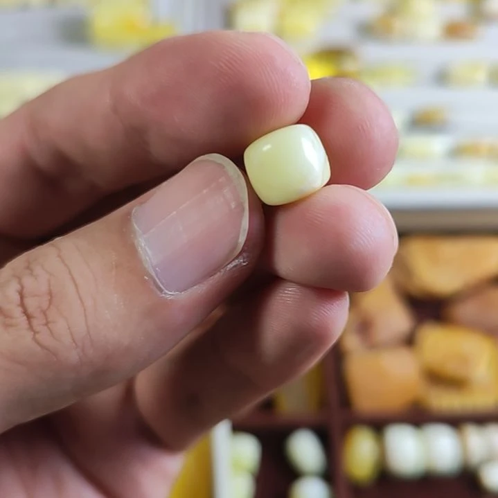 裸石琥珀未镶嵌10*9