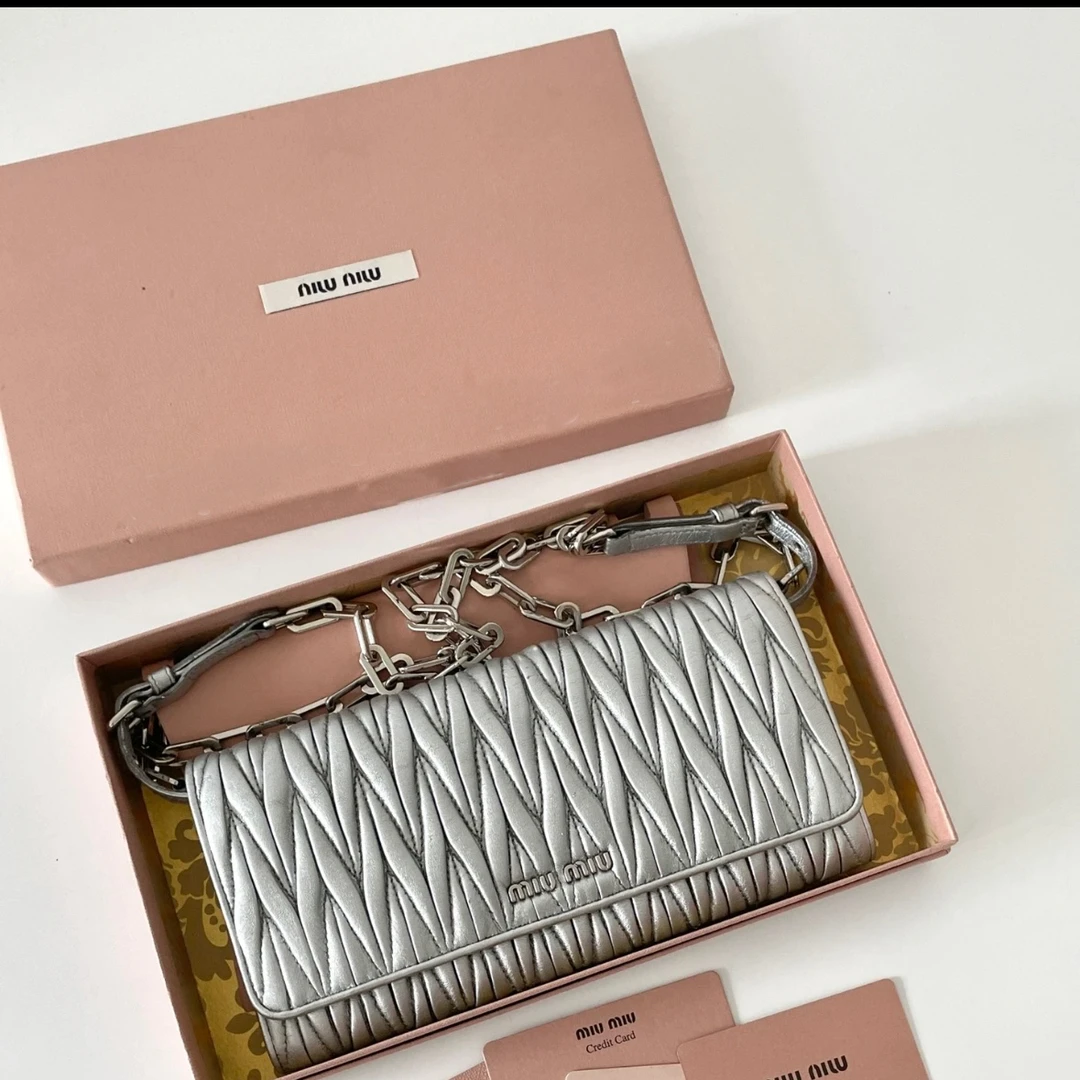 95新 MIU MIU/缪缪 【小考拉】miumiu 银色褶皱woc斜挎包
