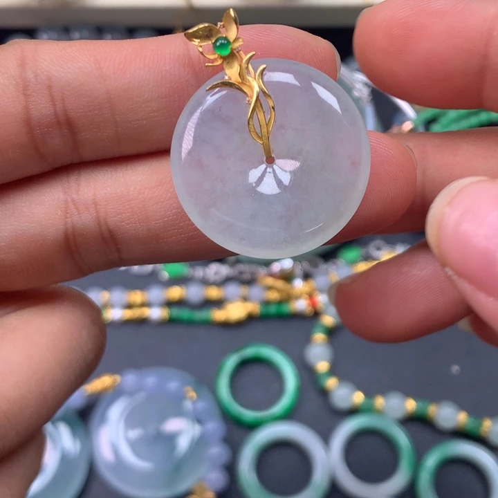 翡翠18K金镶嵌颈饰平安扣