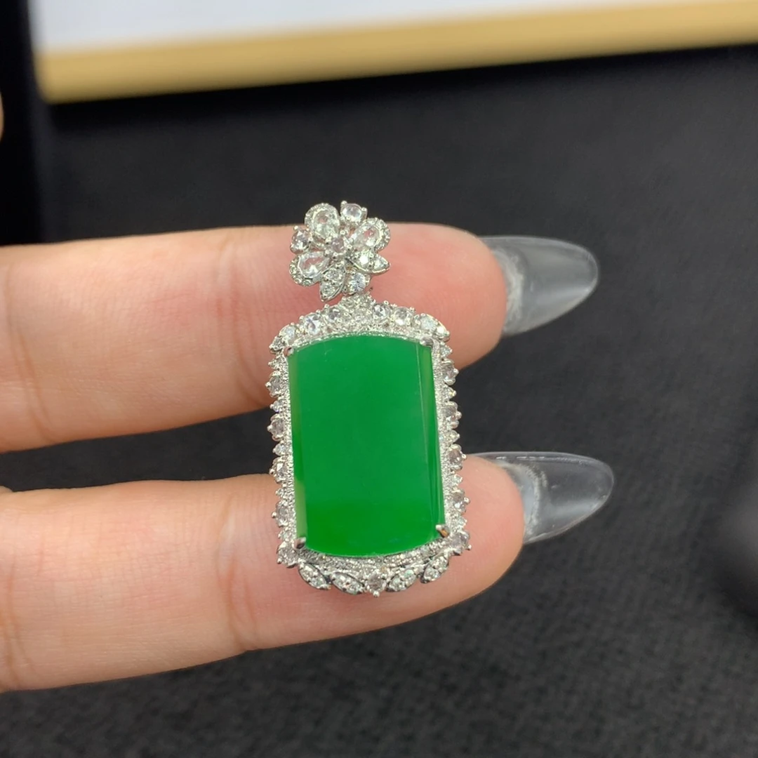 颈饰18K金镶嵌翡翠无事牌