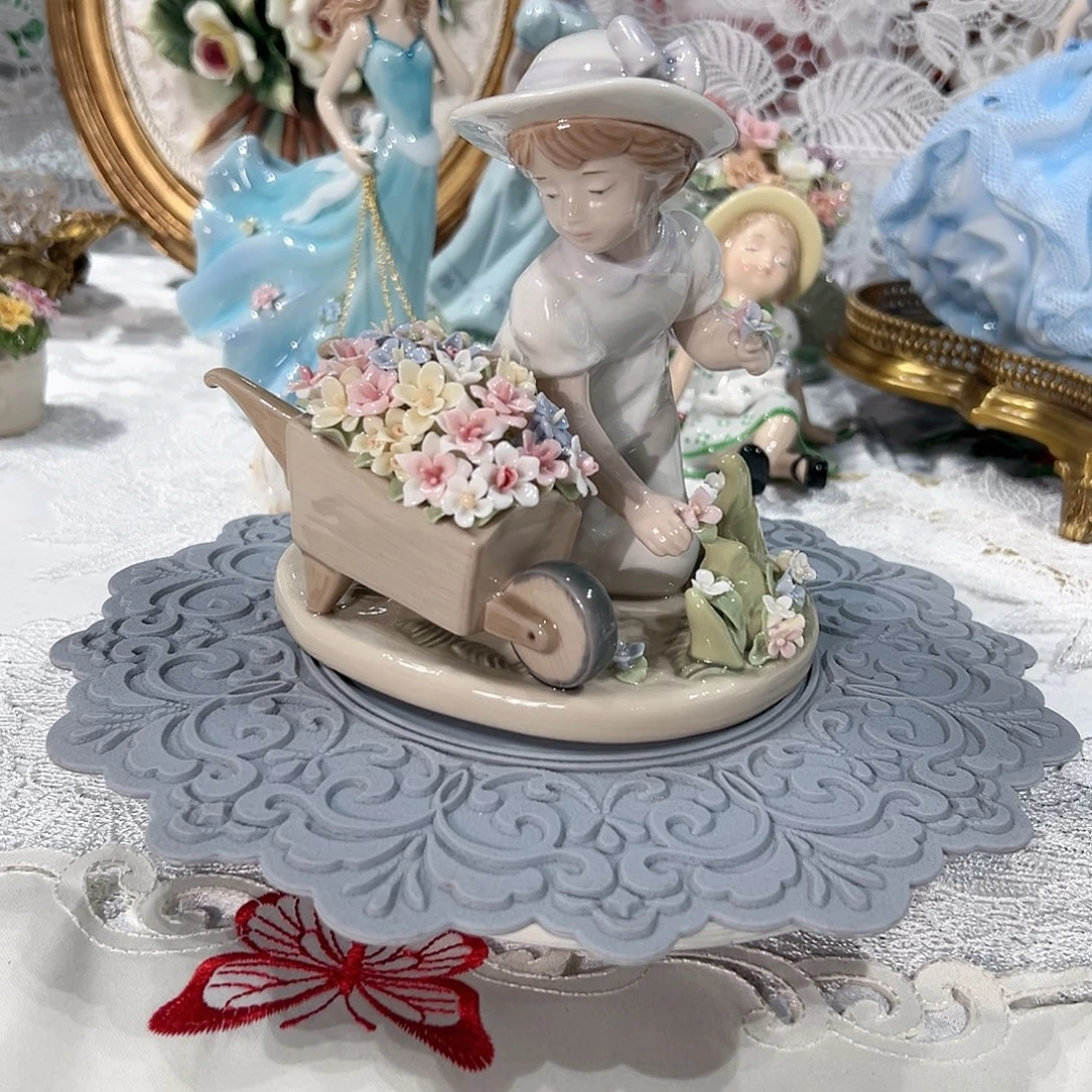 陶瓷0255福利联名款采花女孩摆件