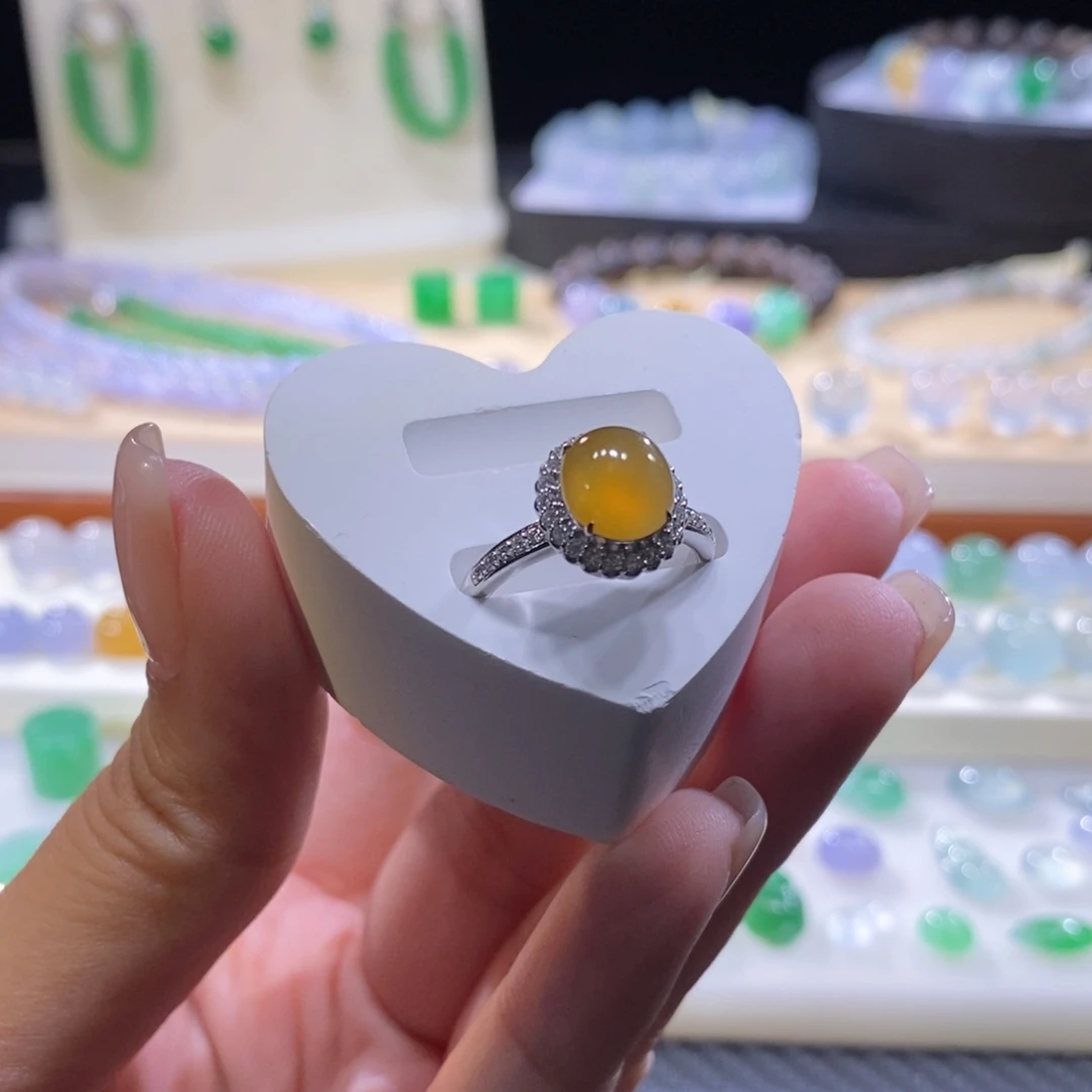 翡翠18K金镶嵌戒指18K冰黄蛋面戒指