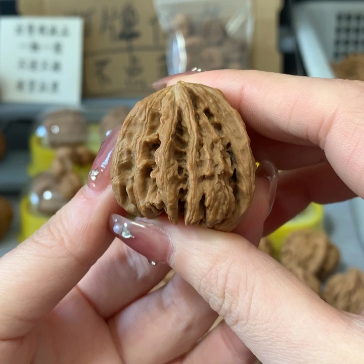 江***2吊坠文玩核桃异形单只，有瑕疵