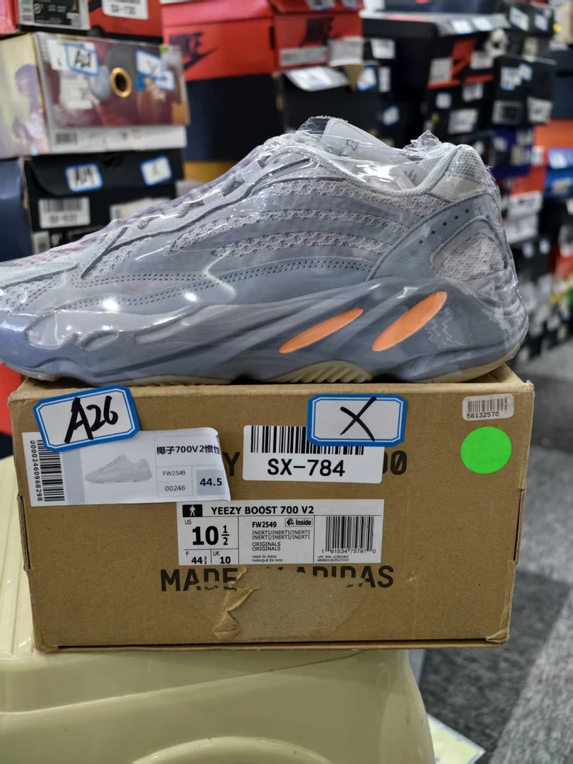 adidas 椰子700休闲鞋 44.5码 全新原盒 11月11 白 A26