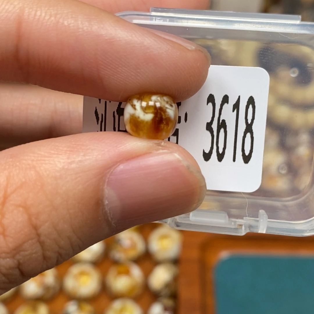 蜜蜡未镶嵌珠宝奇石3618