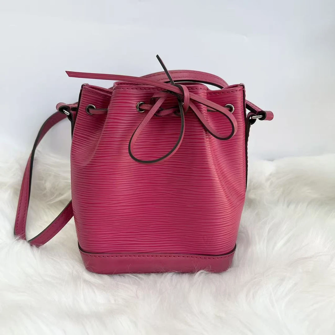 95新 LouisVuitton/路易威登 经典玫红色水波纹noe水桶斜挎包