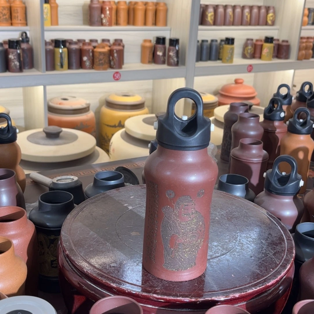 紫砂茶杯醒茶色的