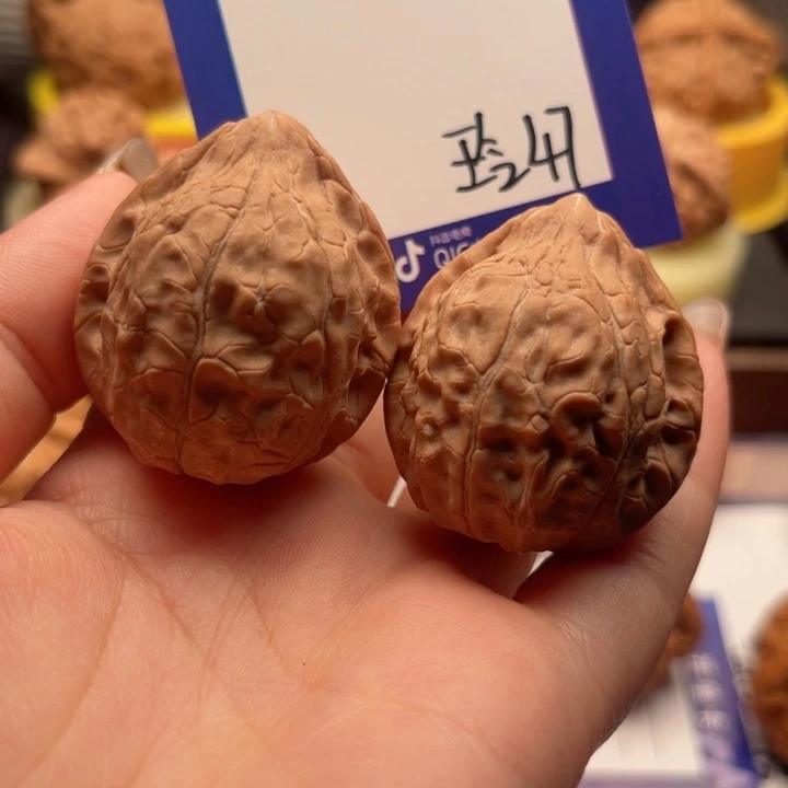 吊坠文玩核桃幼****子文玩核桃霸件47