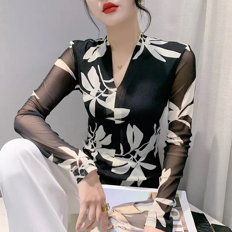 时尚印花V领网纱长袖T恤女秋冬新款洋气显瘦打底衫内搭高级感上衣