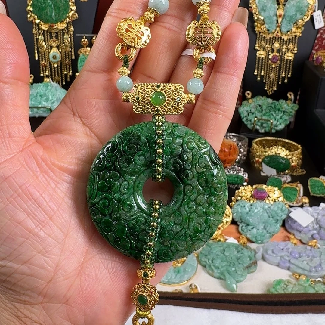 翡翠未镶嵌吊坠(赠链)