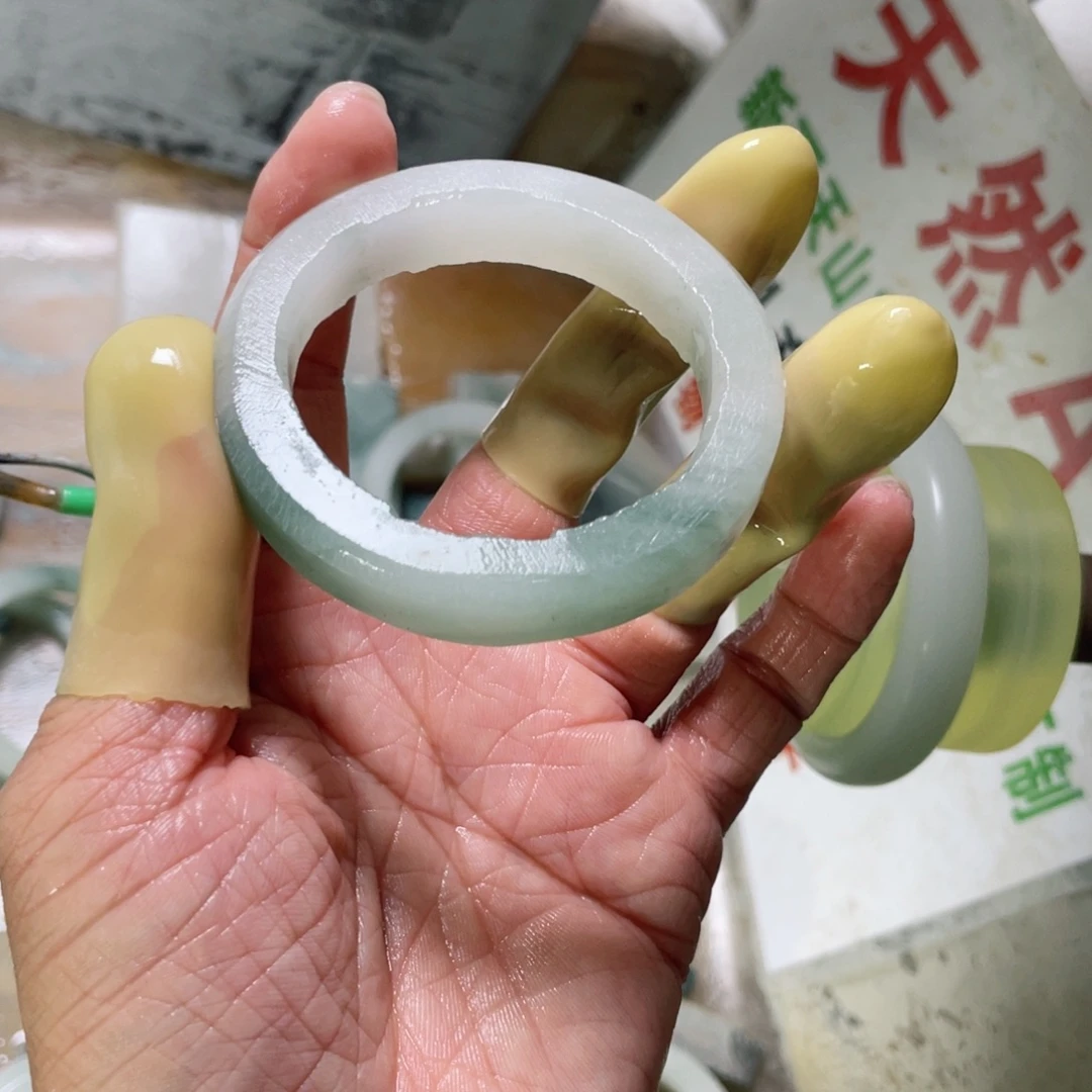 汤***️石英质玉（天山翠）未镶嵌手镯定制