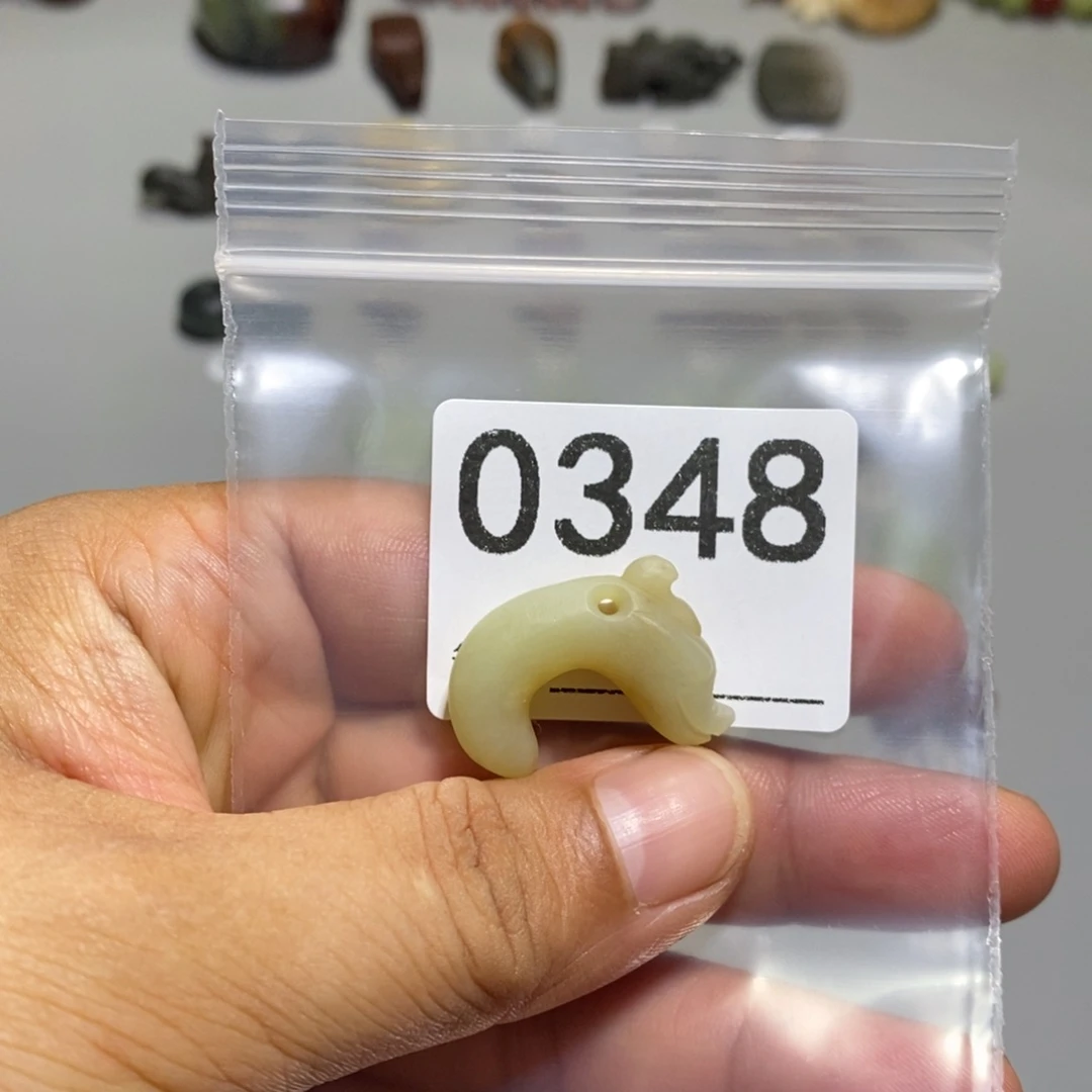 颈饰未镶嵌透闪石质玉回**涯