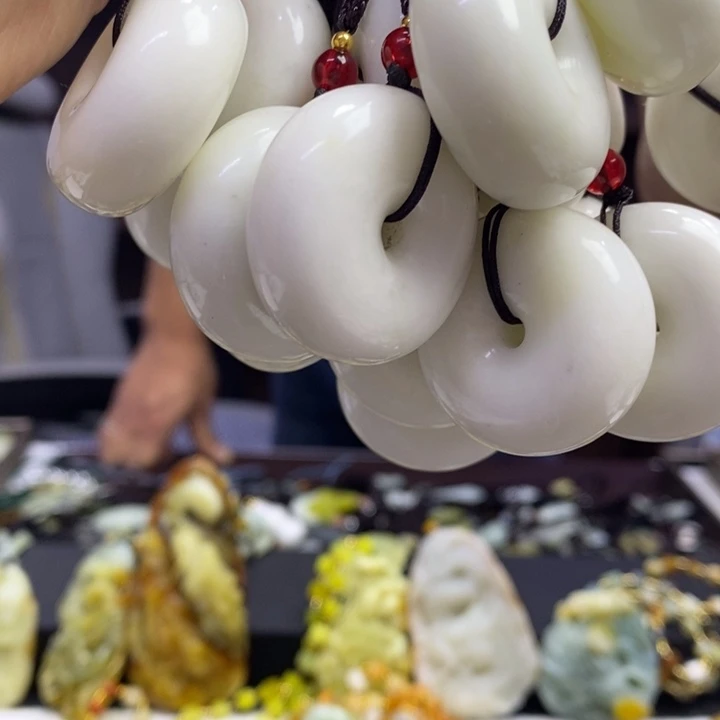 蛇纹石玉未镶嵌颈饰多样性发其一