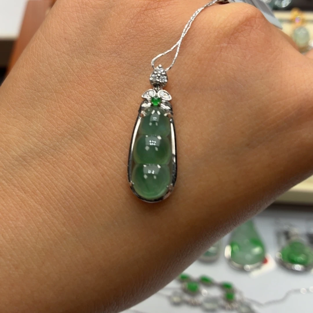 翡翠18K金镶嵌颈饰