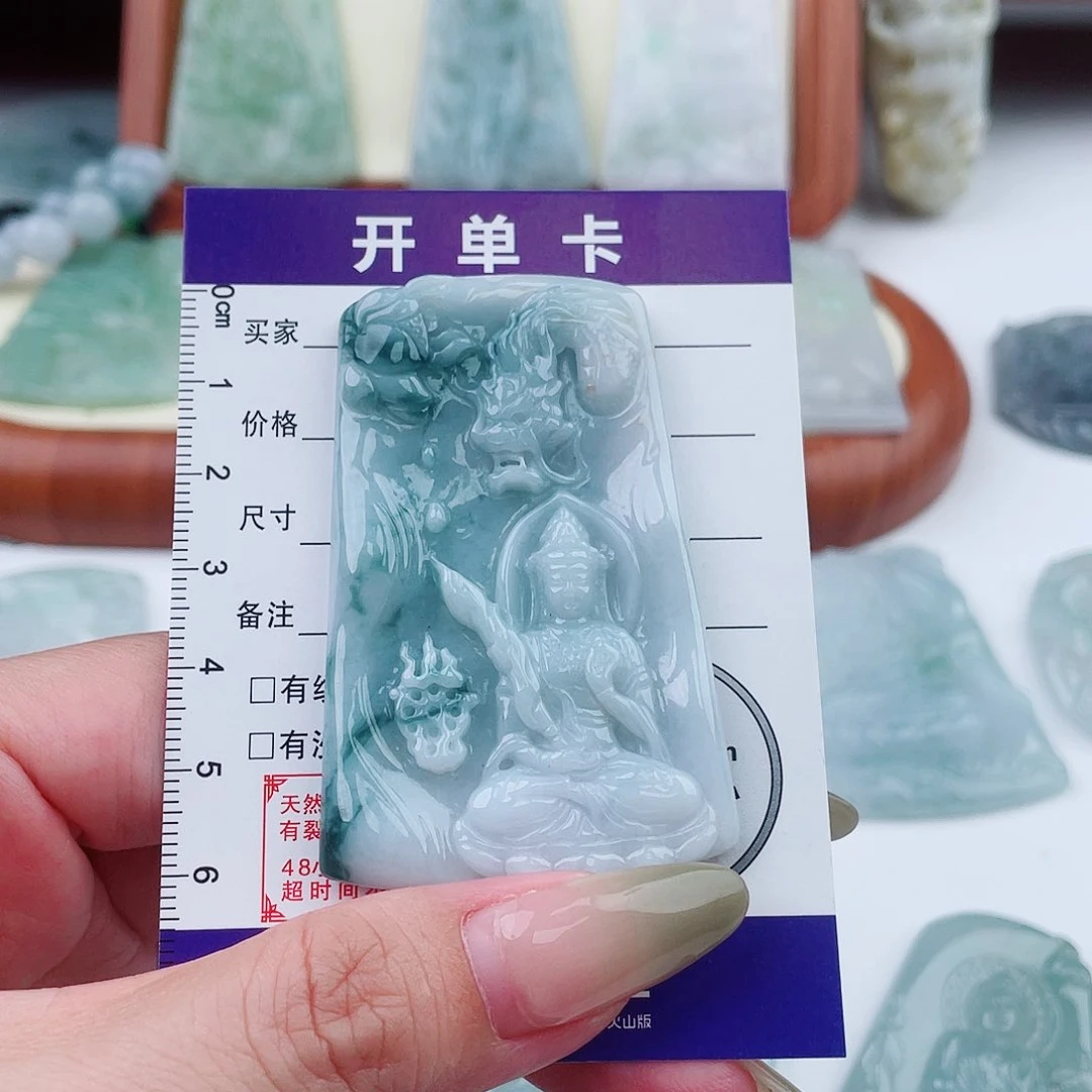 翡翠未镶嵌颈饰虚空