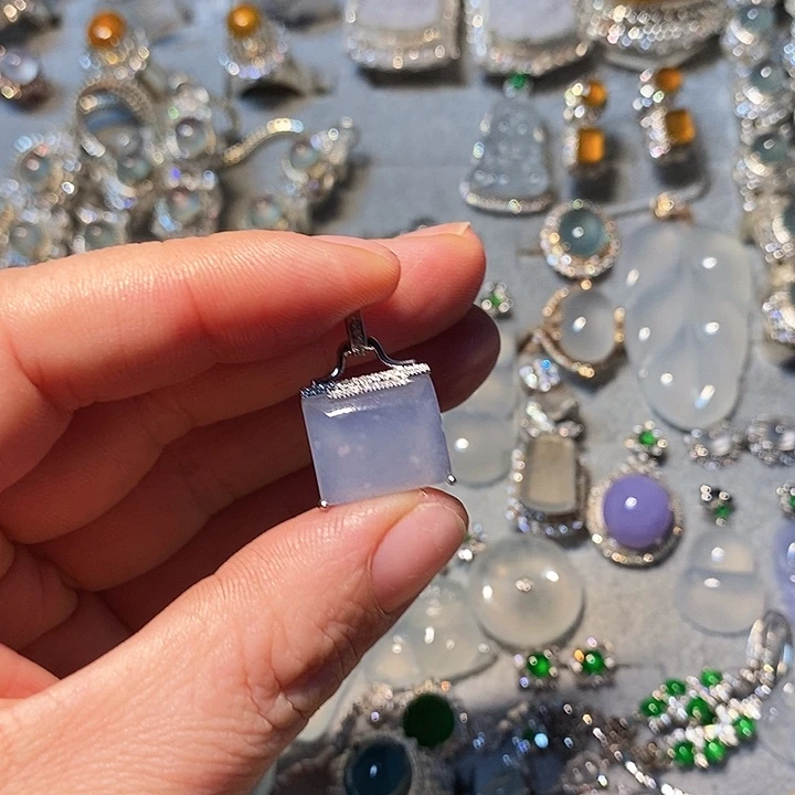 翡翠颈饰18K金镶嵌吊坠