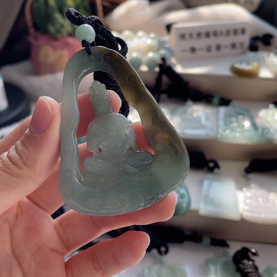 一***技翡翠未镶嵌颈饰观音