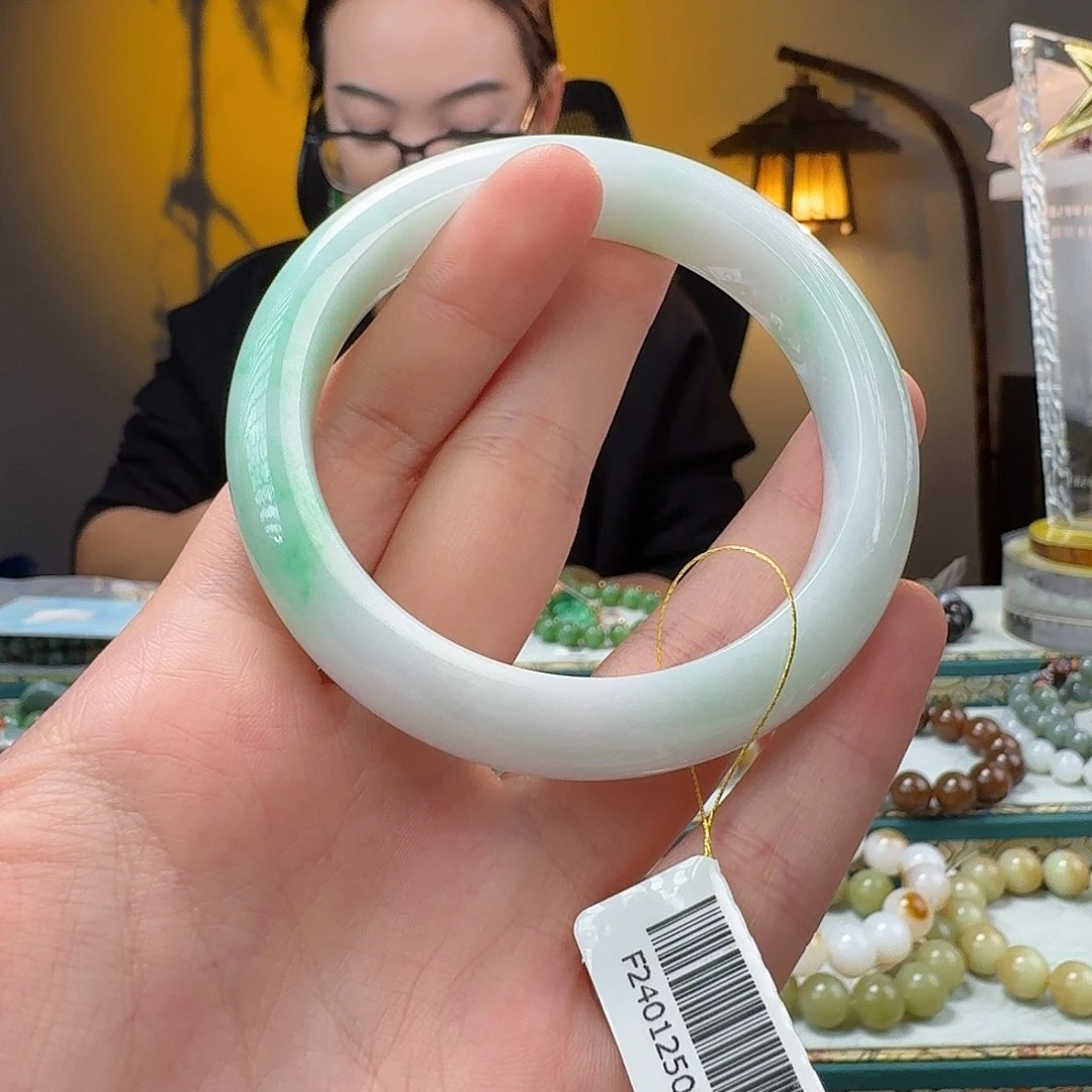 翡翠手镯未镶嵌手镯