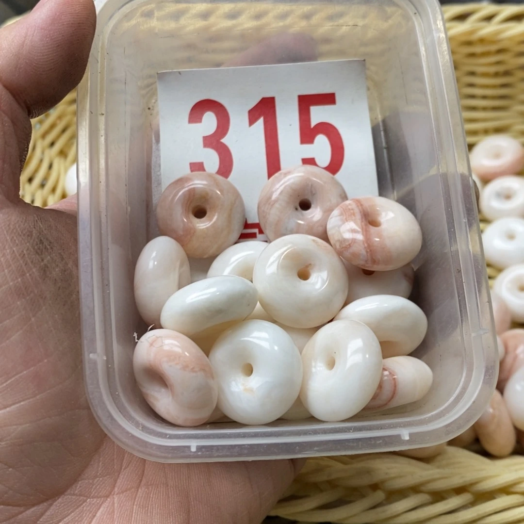 蛇纹石玉挂坠未镶嵌