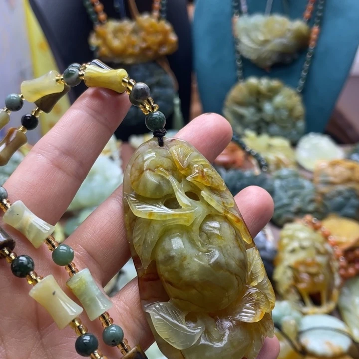 蛇纹石玉未镶嵌颈饰