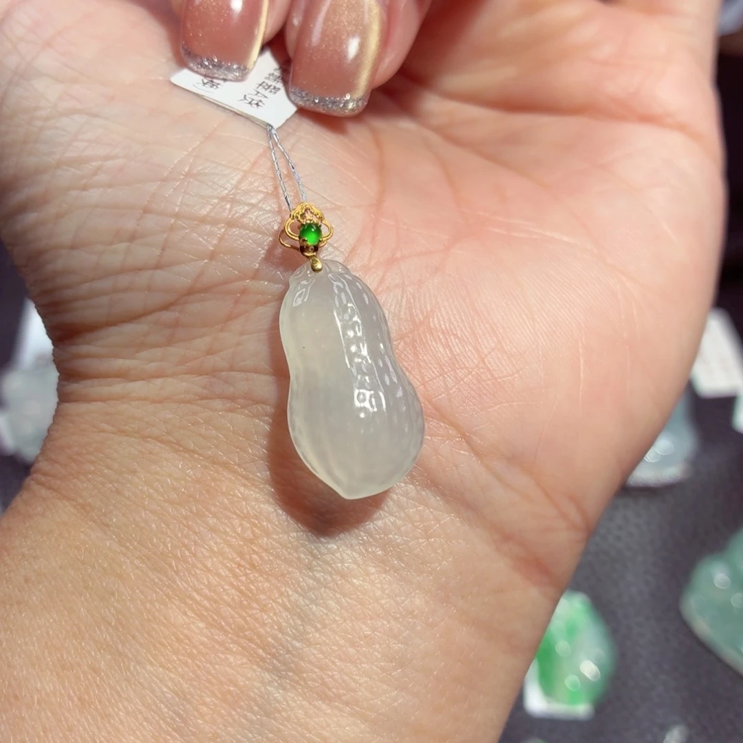 颈饰18K金镶嵌翡翠好事发生