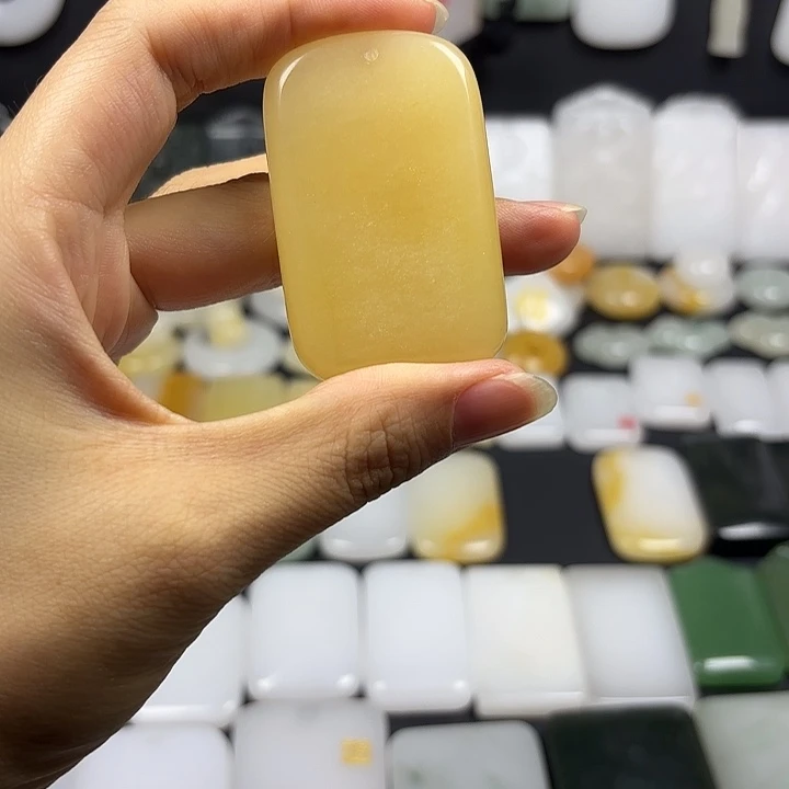 颈饰未镶嵌石英质玉