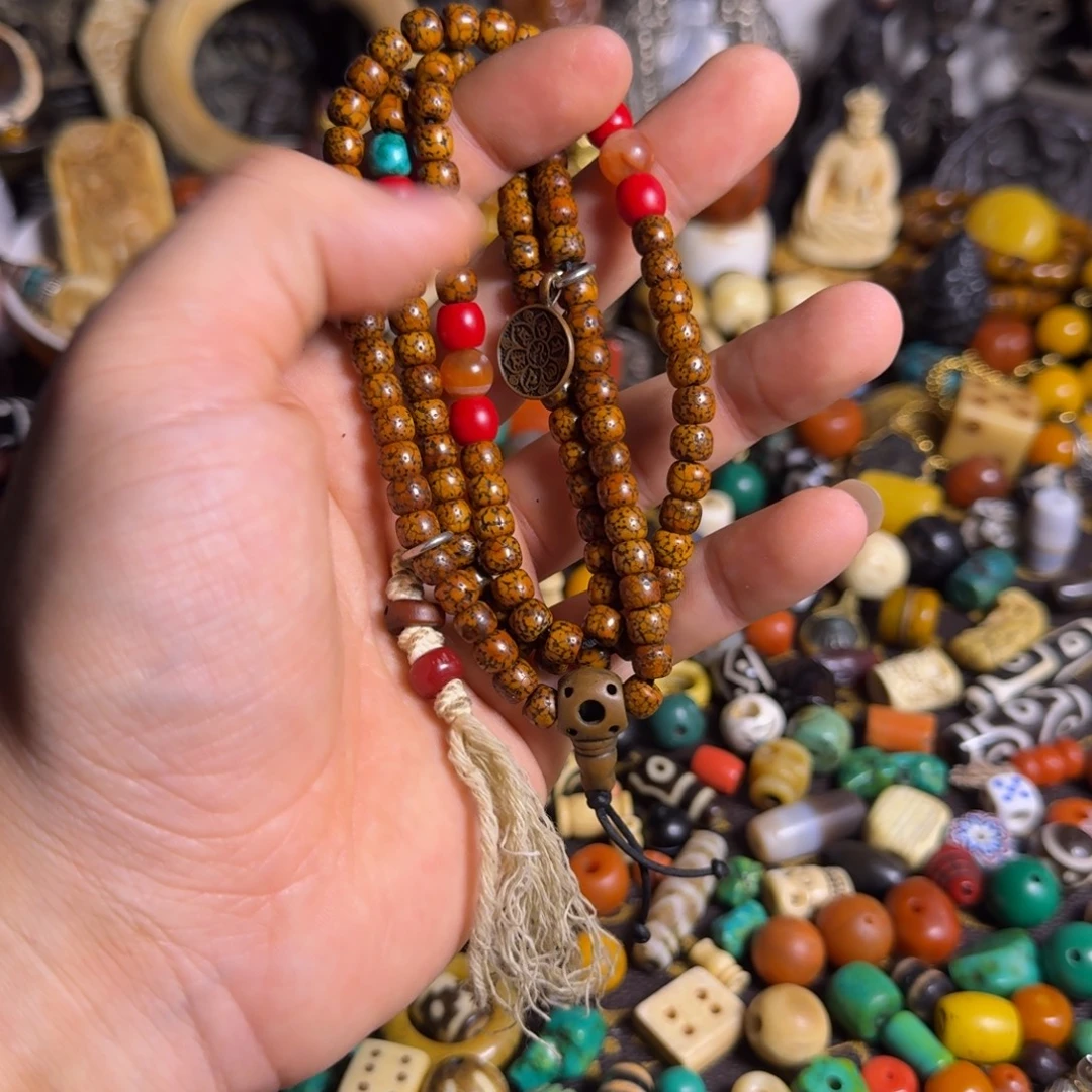 琉璃颈饰念珠如图