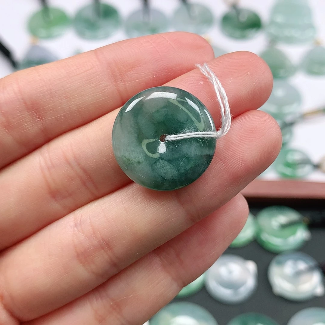 翡翠颈饰未镶嵌平安