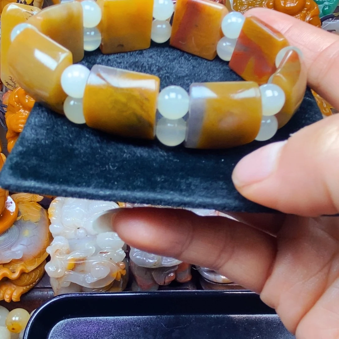 石英质玉（黄龙玉）未镶嵌颈饰