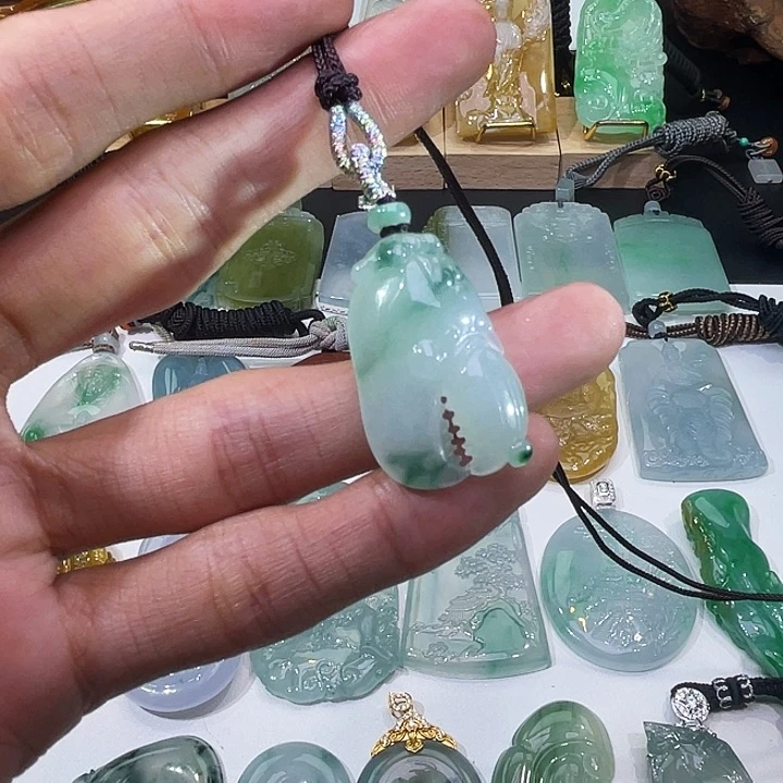 颈饰未镶嵌翡翠飘绿花蟹钳翡翠挂件