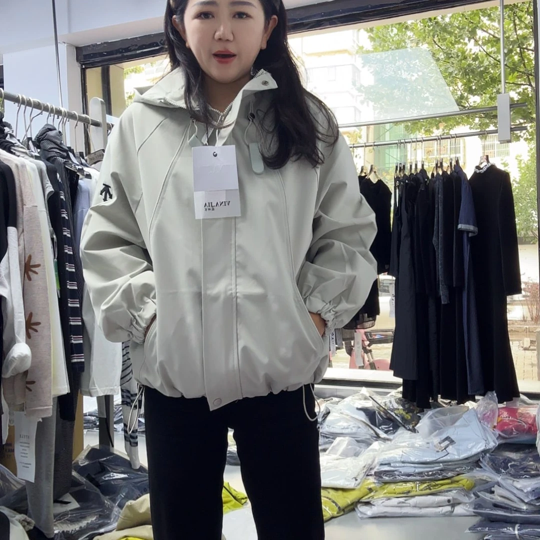 灰白色连帽冲锋衣（8813）