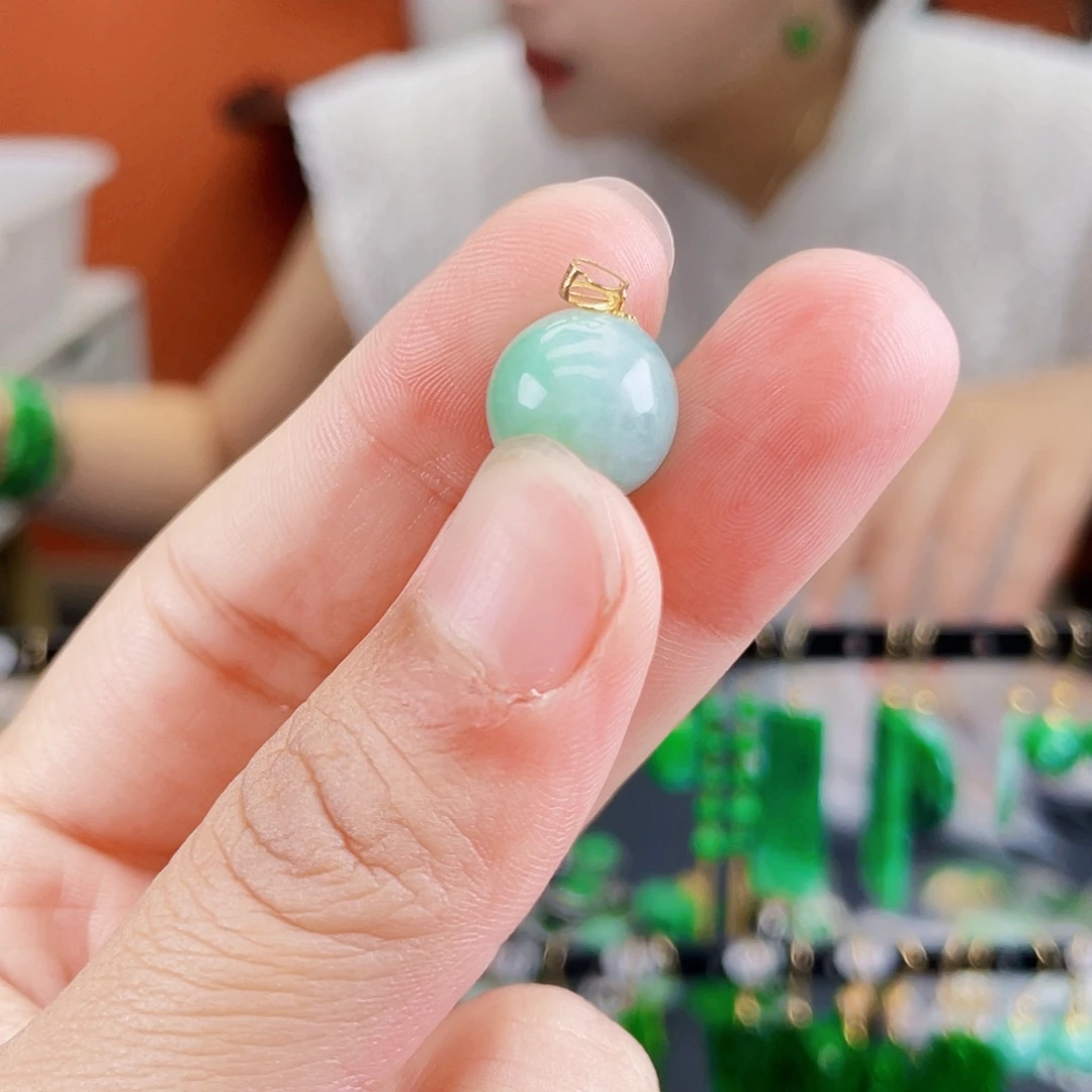 18K金镶嵌翡翠耳饰