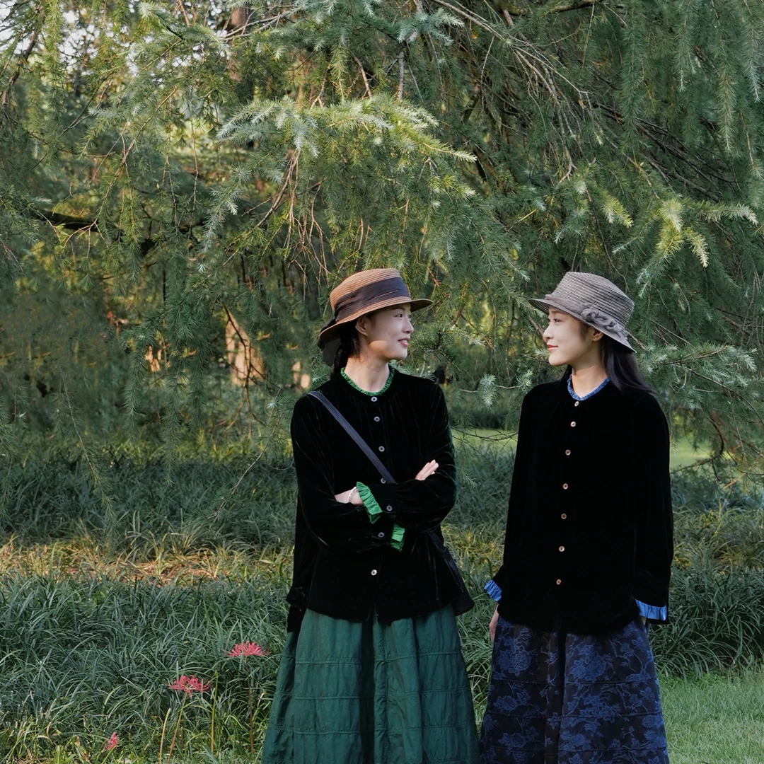 慢慢变蓝原创 秋冬细腻顺滑真丝绒衬衫 古雅精致荷叶领