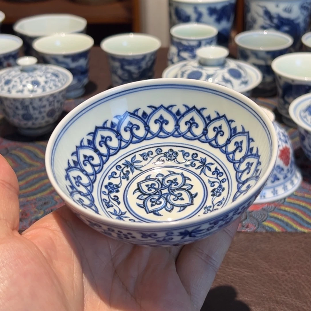 精品青花卧足宝相普洱杯口径约10厘米
