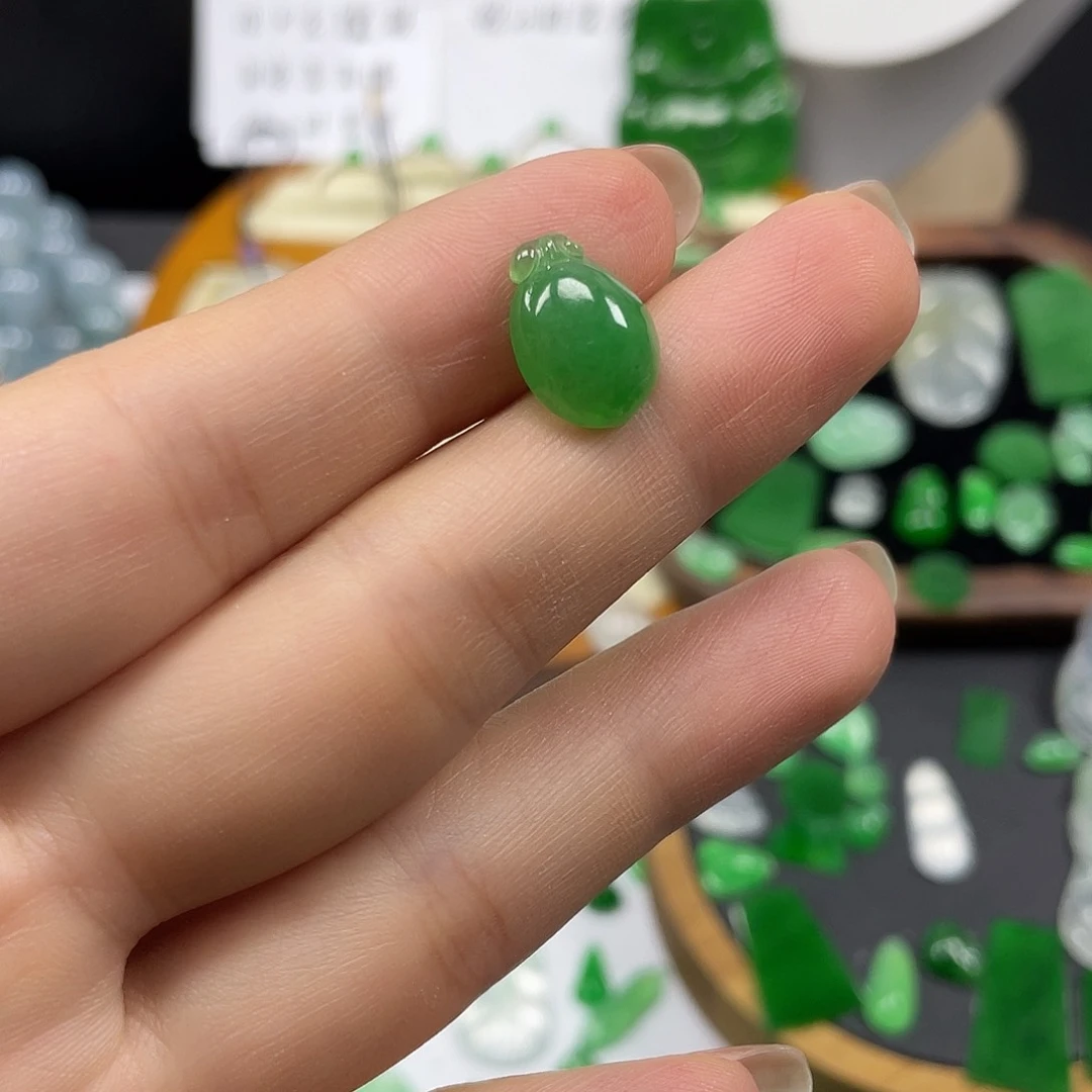 翡翠未镶嵌颈饰林亦珠宝绿桃