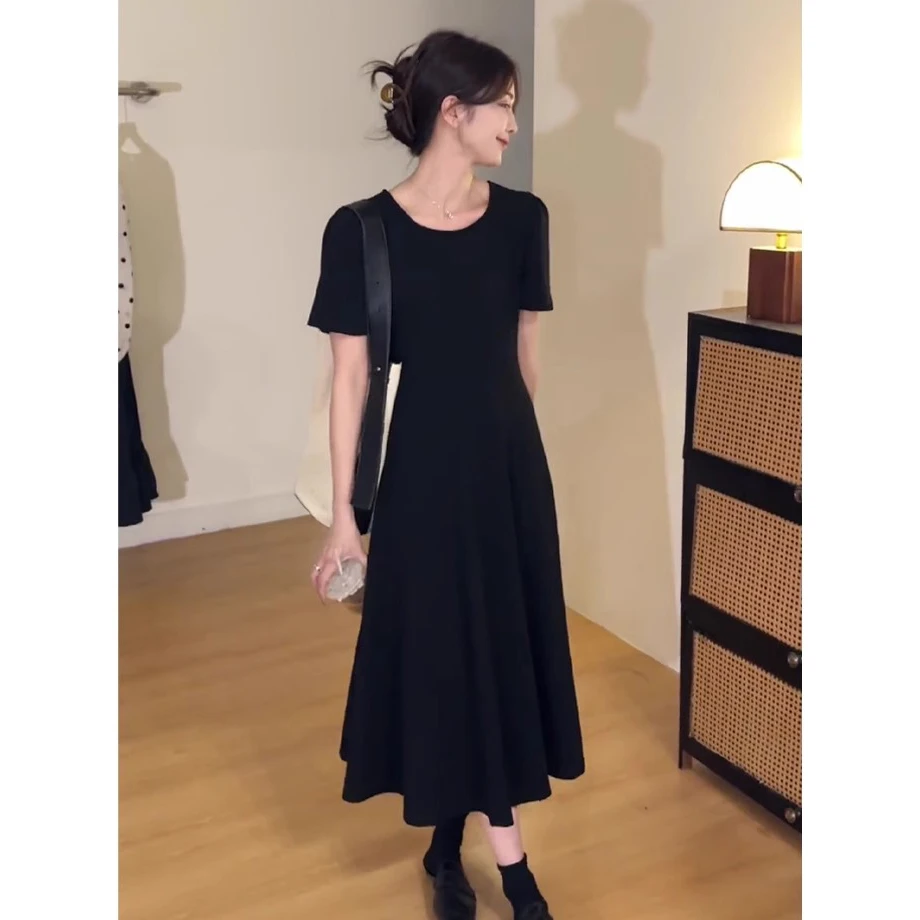 大码遮肚子赫本风短袖连衣裙女夏季新款胖妹妹过膝显瘦复古小黑裙