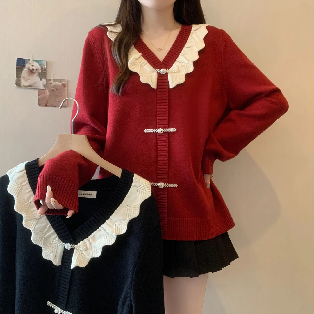 大码2025春秋新款网红洋气遮肉V领花边珍珠盘扣毛衣高冷酷飒女装