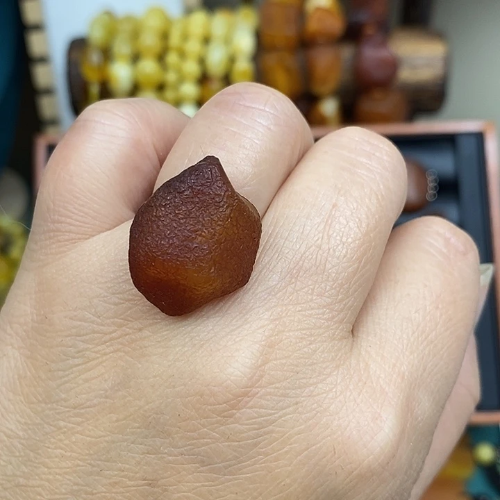 琥珀未镶嵌颈饰戒指